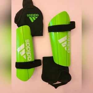 Adidas kids shin pads, size M